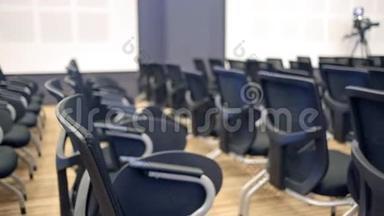 大厅免费提供椅子或椅子.. 为研讨会或会议做准备。